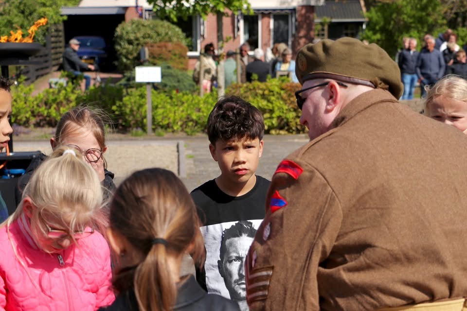 De aanwezige kinderen krijgen uitleg over oorlog, slachtoffers en vrijheid